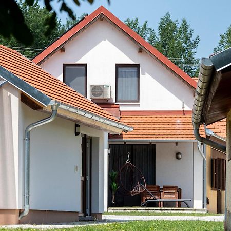 Park Apartman Sarrod Bagian luar foto