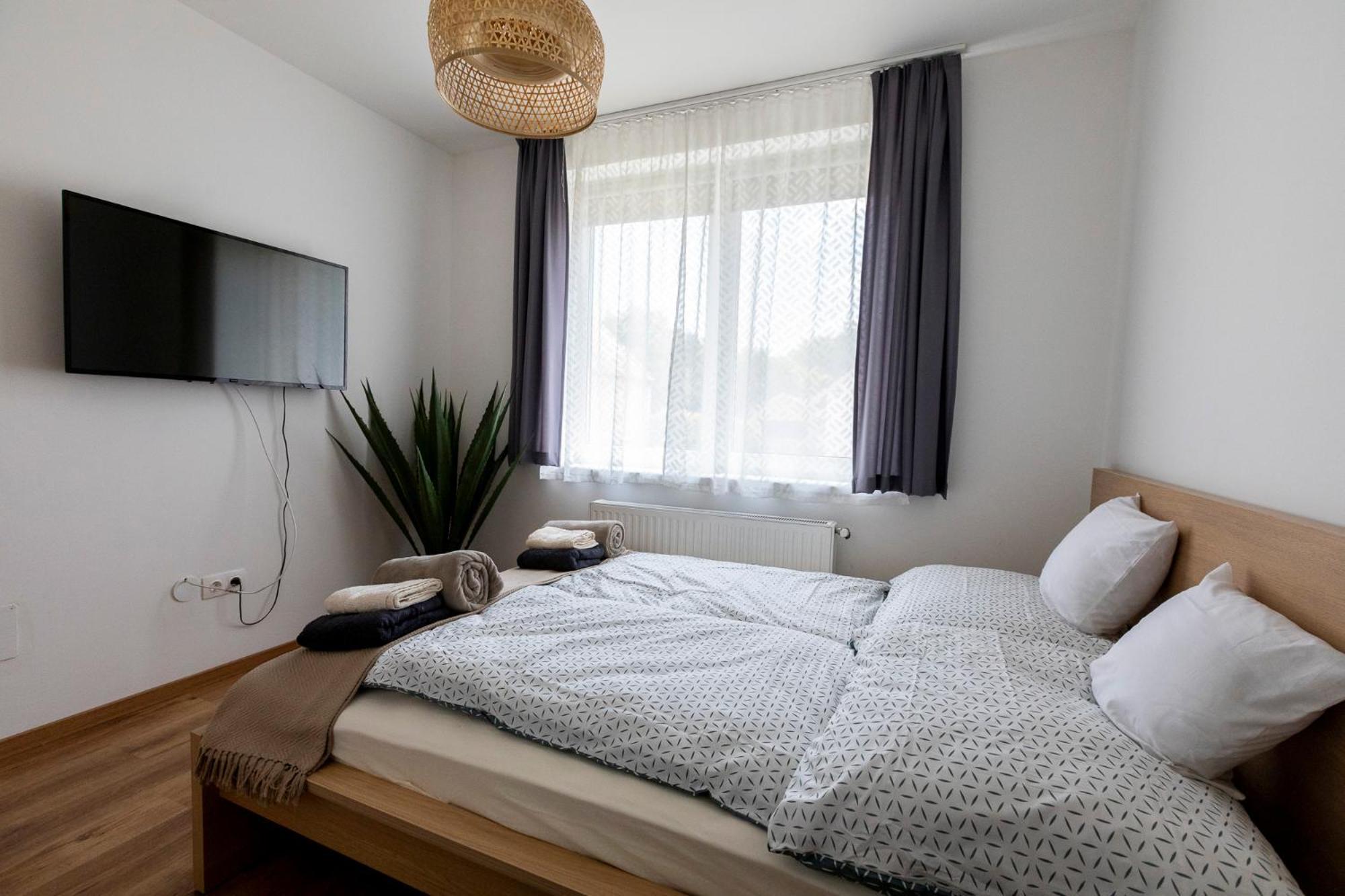 Park Apartman Sarrod Bagian luar foto
