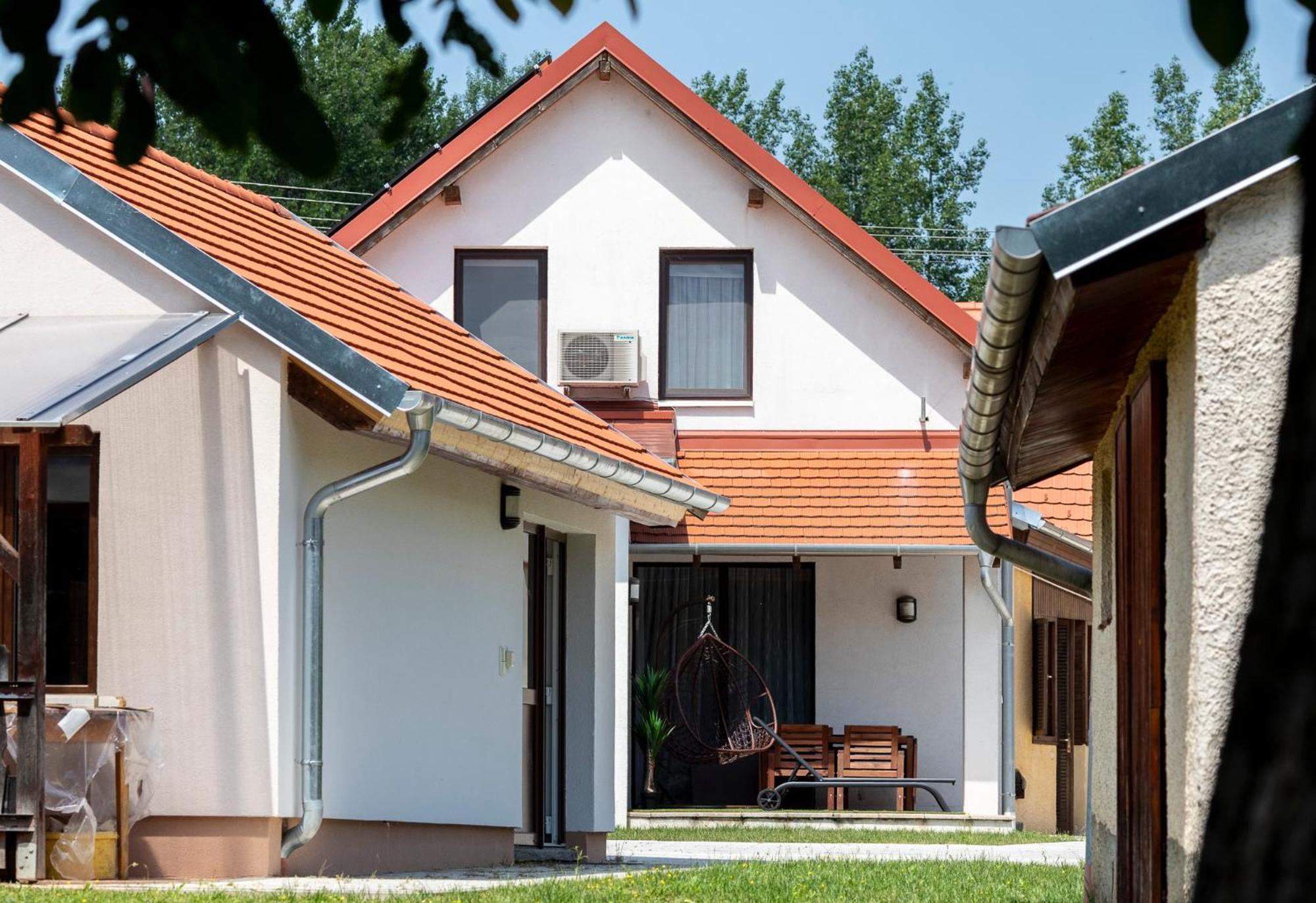 Park Apartman Sarrod Bagian luar foto