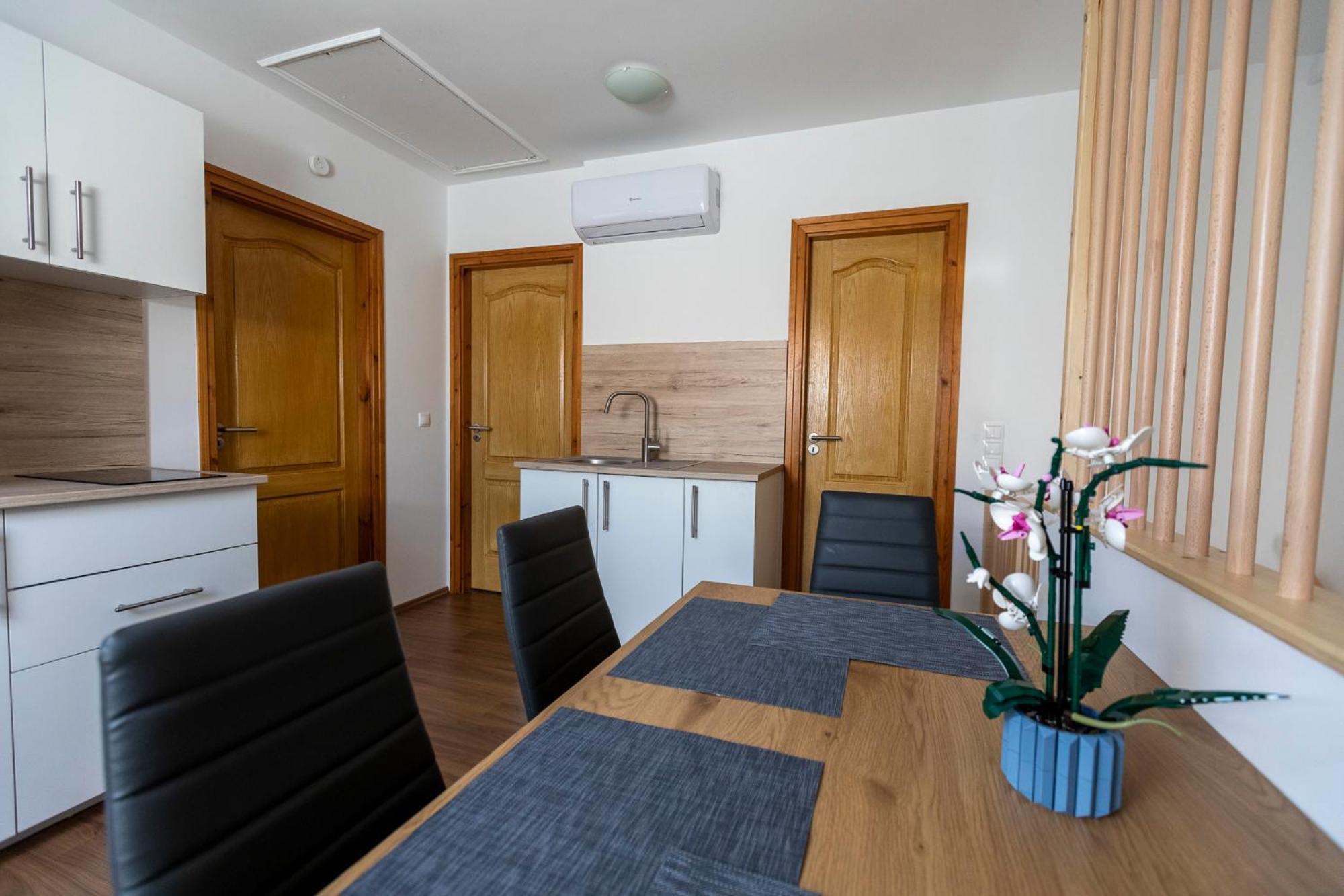 Park Apartman Sarrod Bagian luar foto