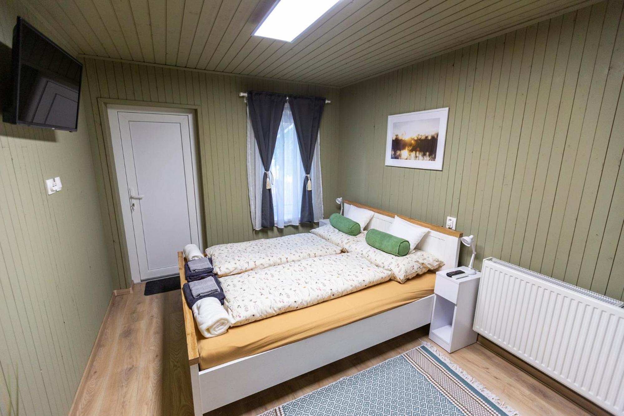 Park Apartman Sarrod Bagian luar foto
